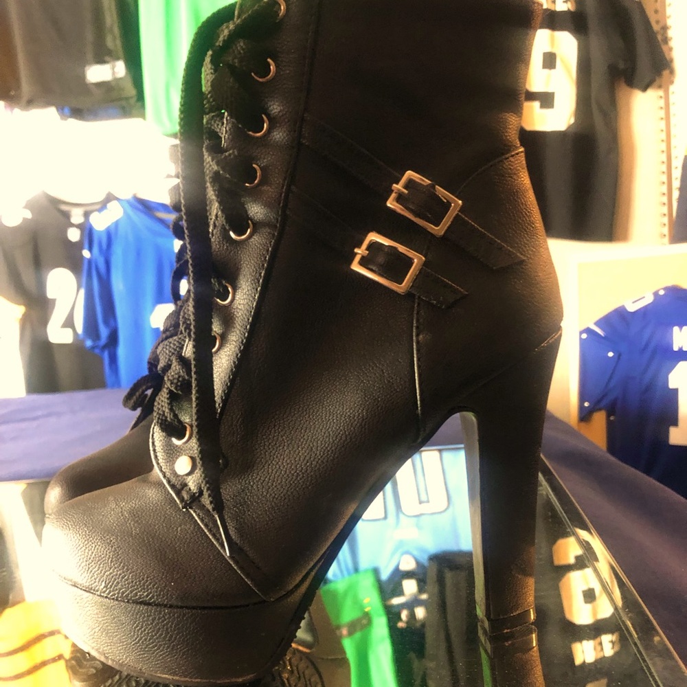 Size 7 1/2 women’s lace up leather boots with heels